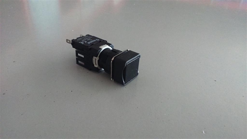 PULSADOR 16MM CUADRADO NEGRO 1NO